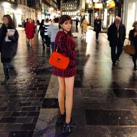 2NE1ボム、ロンドンの街でスラリと伸びた脚線美をチラリ！